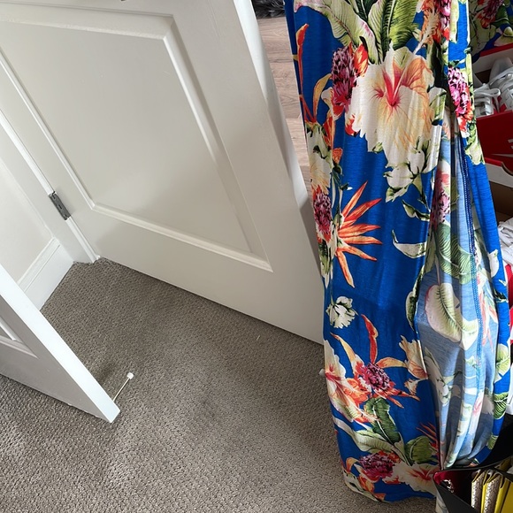 Beautiful backless high leg slit maxi dress 💙 - Picture 2 of 3